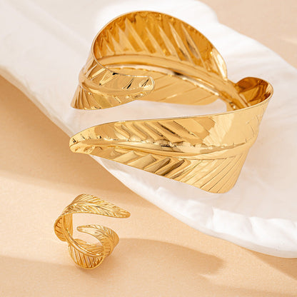 Women's alloy geometric open bracelet with a minimalist personality design