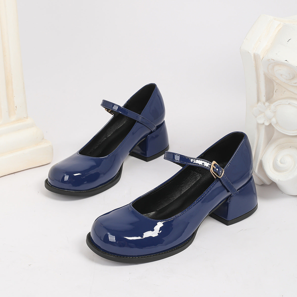 Chunky-heeled elegant round-toe preppy-style leather shoes in classic design