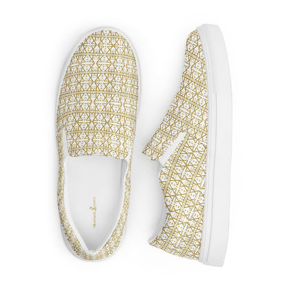 White women's slip-on shoes by Atelier Evezet Arapakou in waterproof canvas with an anatomical sole, shown from a side view.