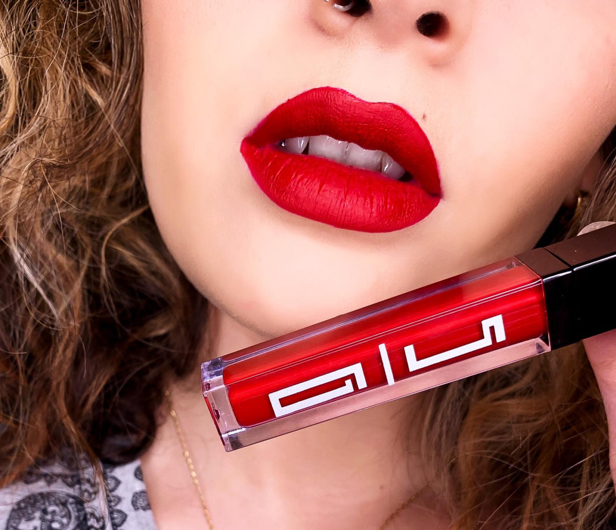 Matte liquid lipstick in shade 33 by BACKUPMYFILESNOW®, featuring a smooth, velvety finish and precise applicator.