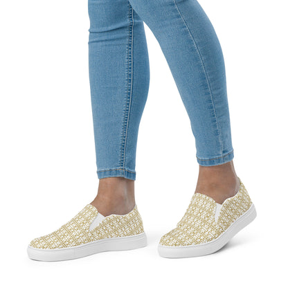 White women’s slip-on shoes by Atelier Evezet Arapakou with waterproof canvas and anatomical sole, shown on a clean background.