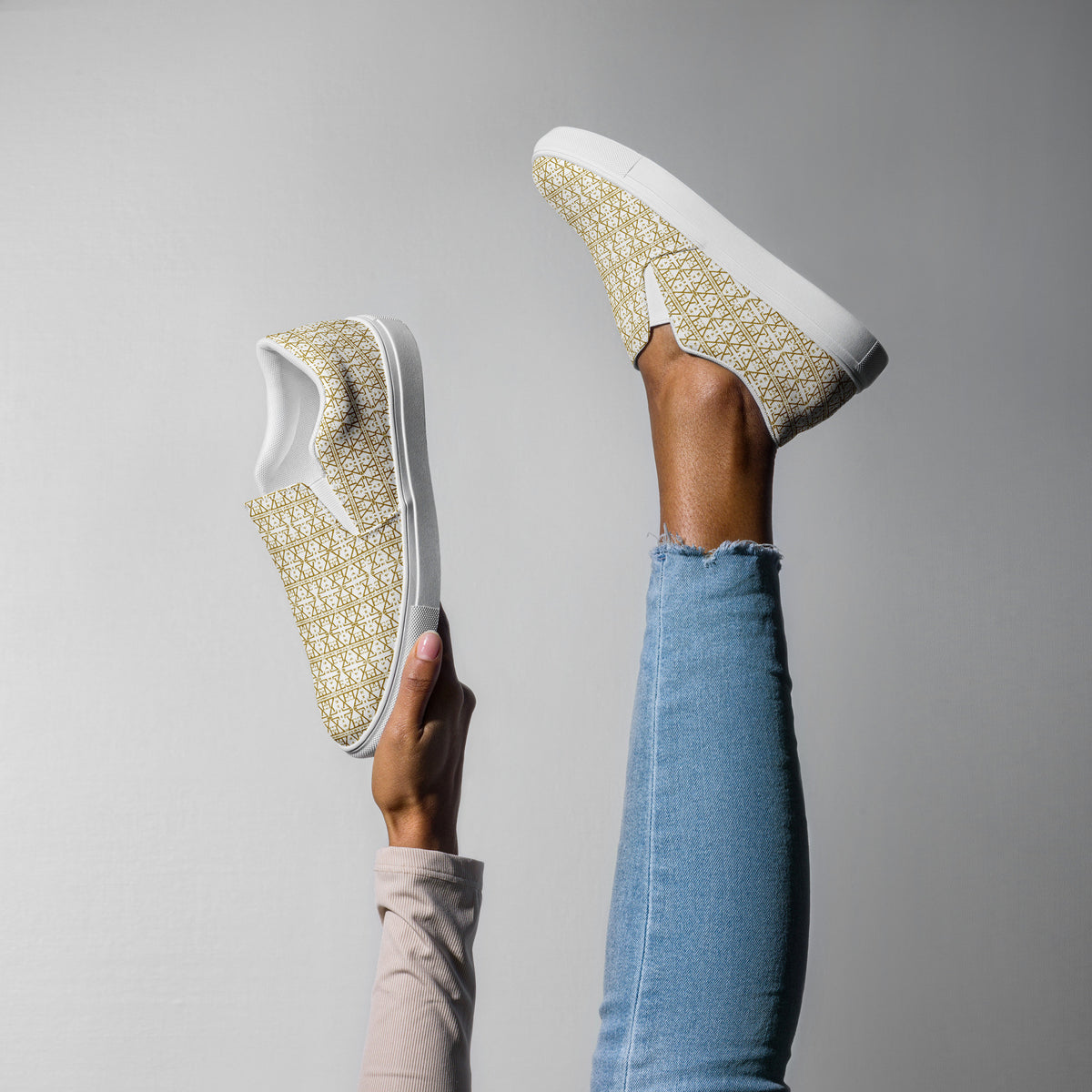 White women’s slip-on shoes from Atelier Evezet Arapakou with waterproof canvas and anatomical sole, shown on a flat surface.