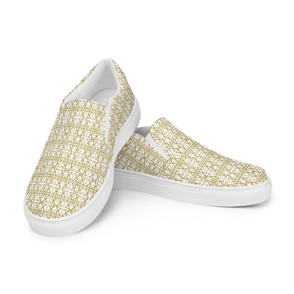 White women’s slip-on shoes in waterproof canvas with anatomical sole by Atelier Evezet Arapakou, showcasing stylish comfort.
