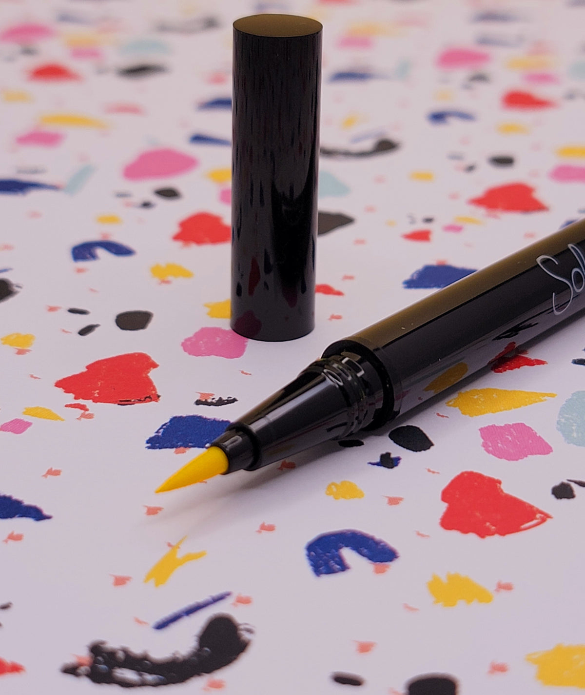 BACKUPMYFILESNOW® So Edgy Deep eyeliner 02, black eyeliner pencil with sharp tip, shown on a white background.