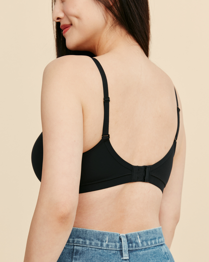 Black Meadow Moonrise Pocketed T-Shirt Bra with seamless cups and adjustable straps, designed for comfort and a smooth fit.