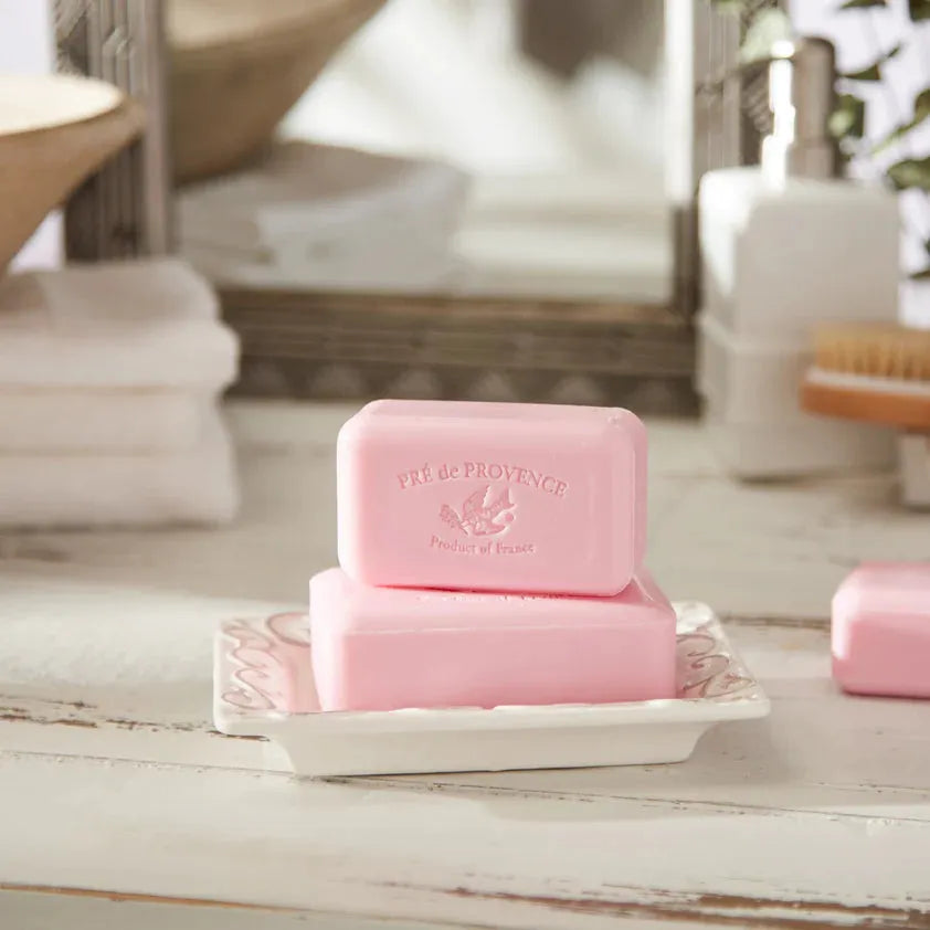 Grapefruit shea butter enriched vegetable bar soap by Pre de Provence in a 250g package, displayed with fresh grapefruit slices.
