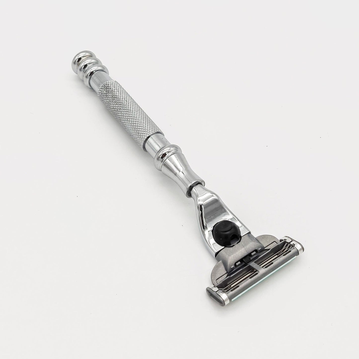 Dural Groose Mach 3 compatible razor with a pouch, featuring a sleek handle and blade cartridge for a smooth shave.