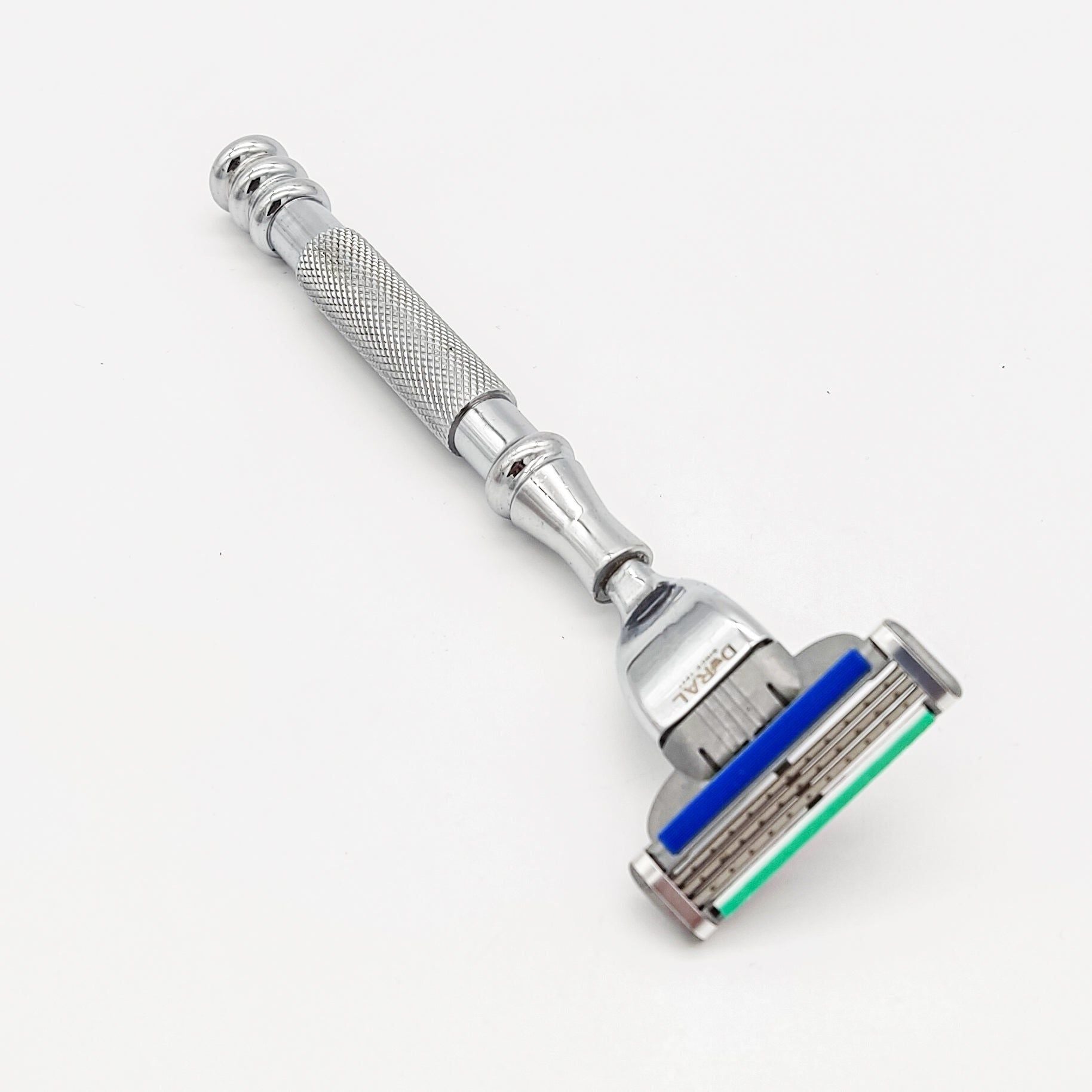 Dural Groose Mach 3 compatible razor with pouch, featuring a sleek design and triple-blade shaving head for a smooth shave.
