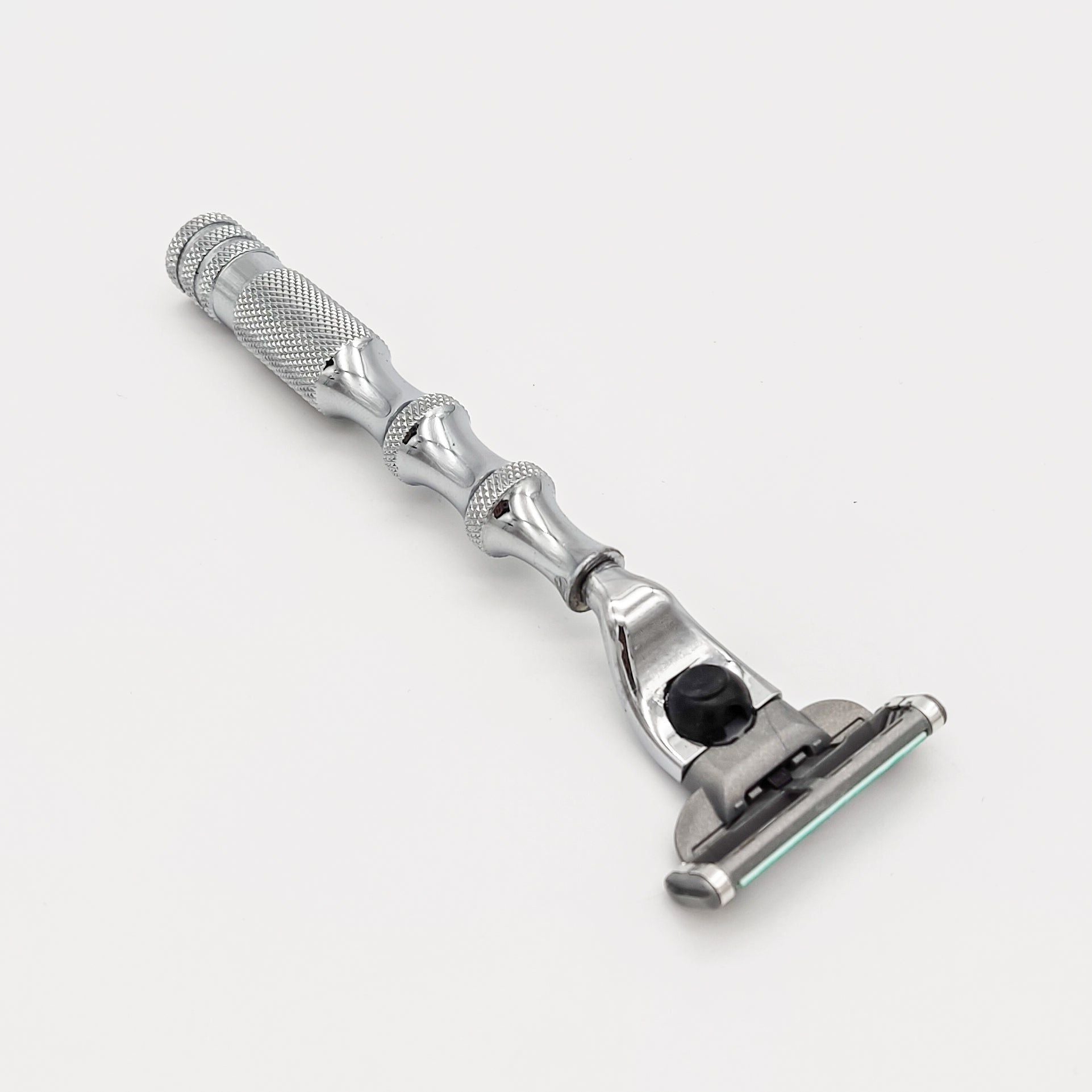 Dural Stanway Mach 3 compatible razor with pouch, featuring a sleek handle and three-blade head for a close shave.