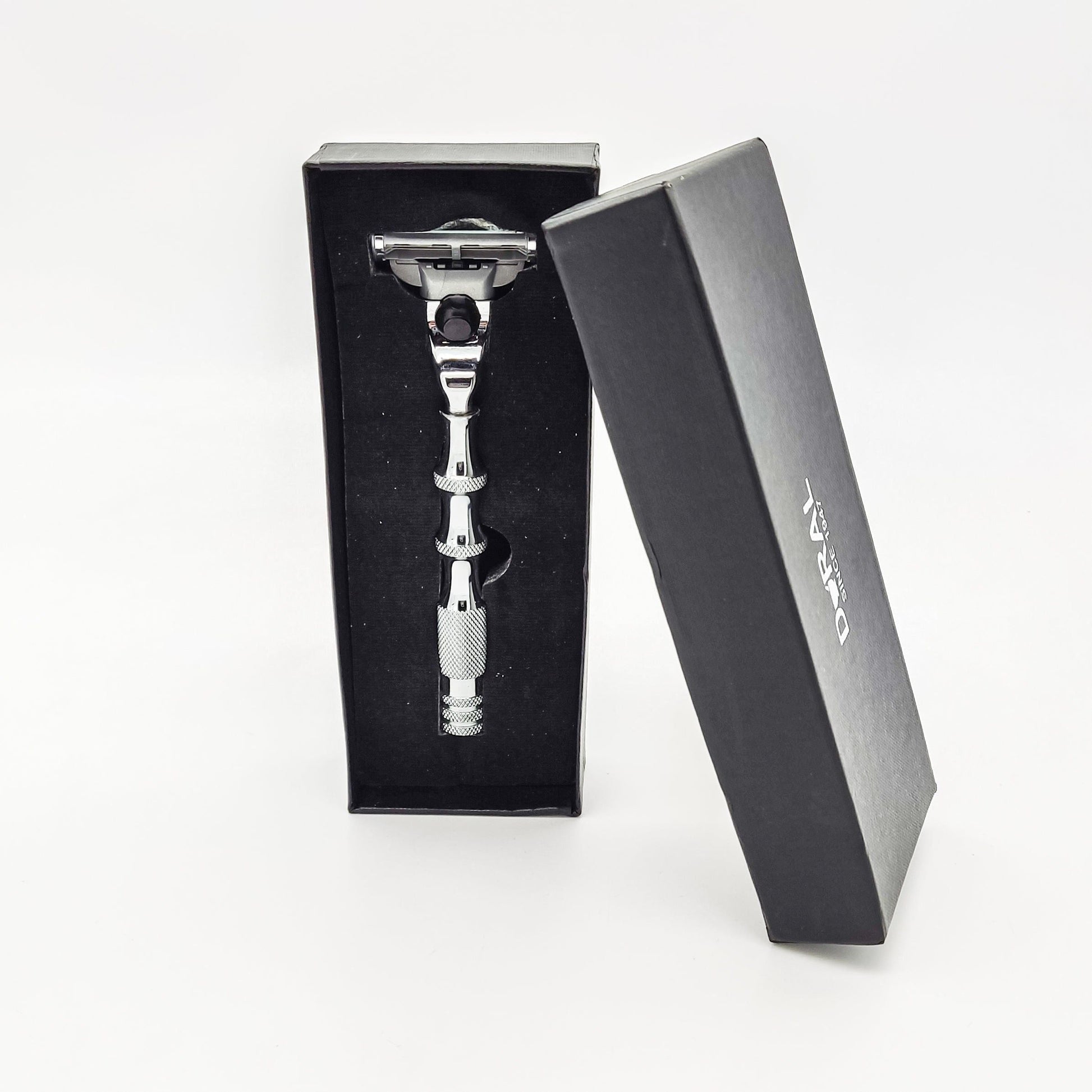Dural Stanway Mach 3 compatible razor with pouch, featuring a sleek handle and triple-blade design for a smooth shave.
