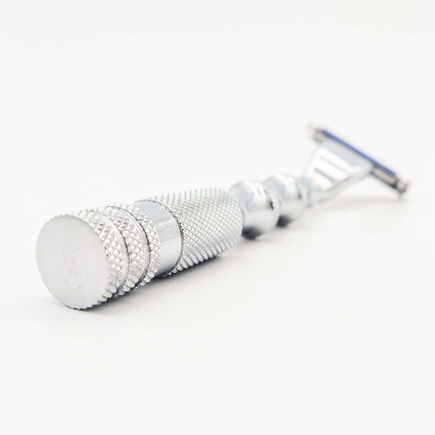 Dural Stanway Mach 3 compatible razor with pouch, featuring a sleek handle and blades for a smooth shave.