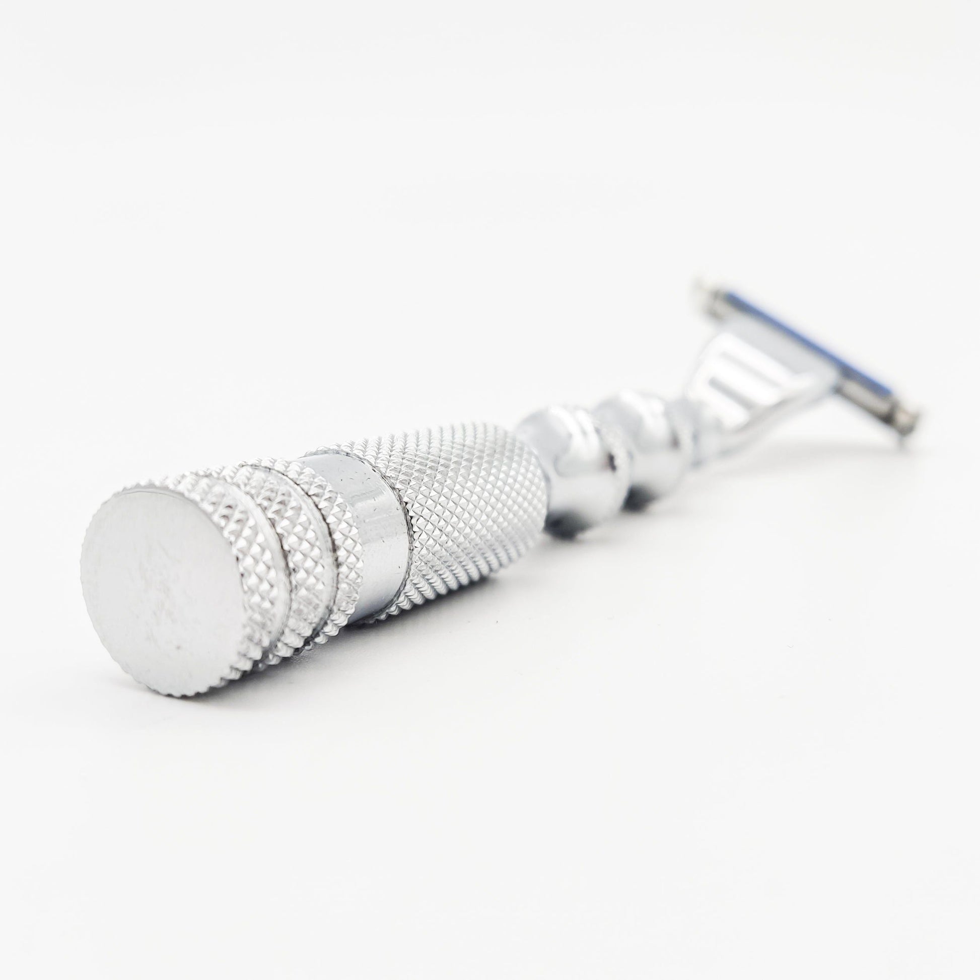 Dural Stanway Mach 3 compatible razor with pouch, featuring a sleek handle and blades for a smooth shave.
