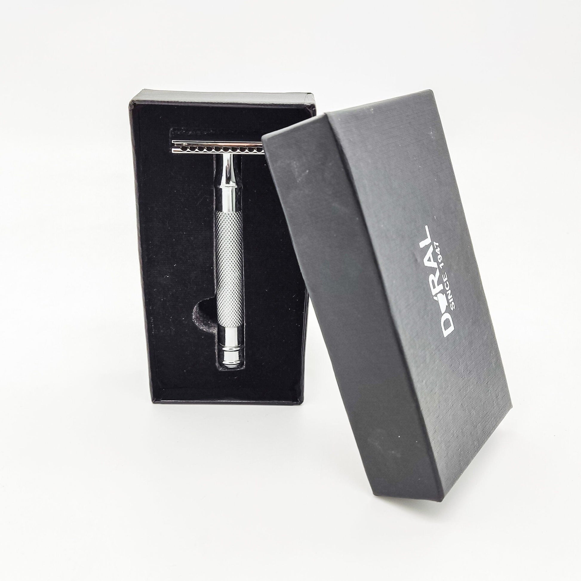 Dural Eyan chrome double edge safety razor with pouch, featuring a sleek metallic handle and classic safety razor design.