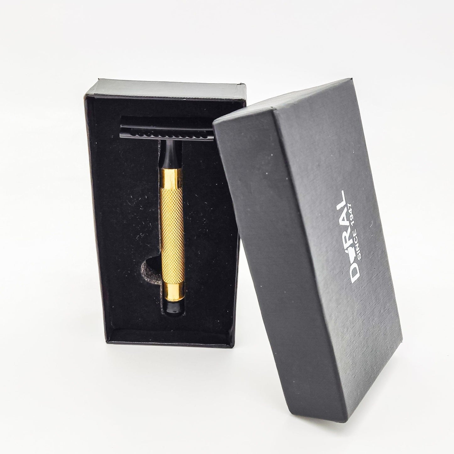 Dural Heavy Stroud Head double-edge safety razor in gold and black with pouch, featuring a sturdy handle and classic design.