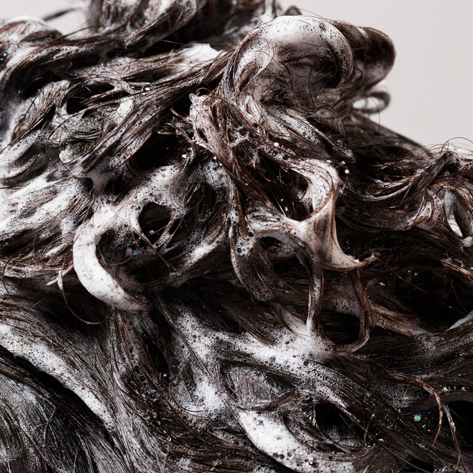 Oribe Gold Lust Repair & Restore Shampoo in 250 ml bottle, creamy formula for nourishing and revitalizing hair.