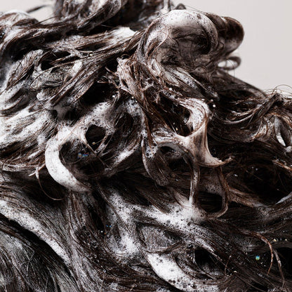 Oribe Gold Lust Repair & Restore Shampoo in 250 ml bottle, creamy formula for nourishing and revitalizing hair.