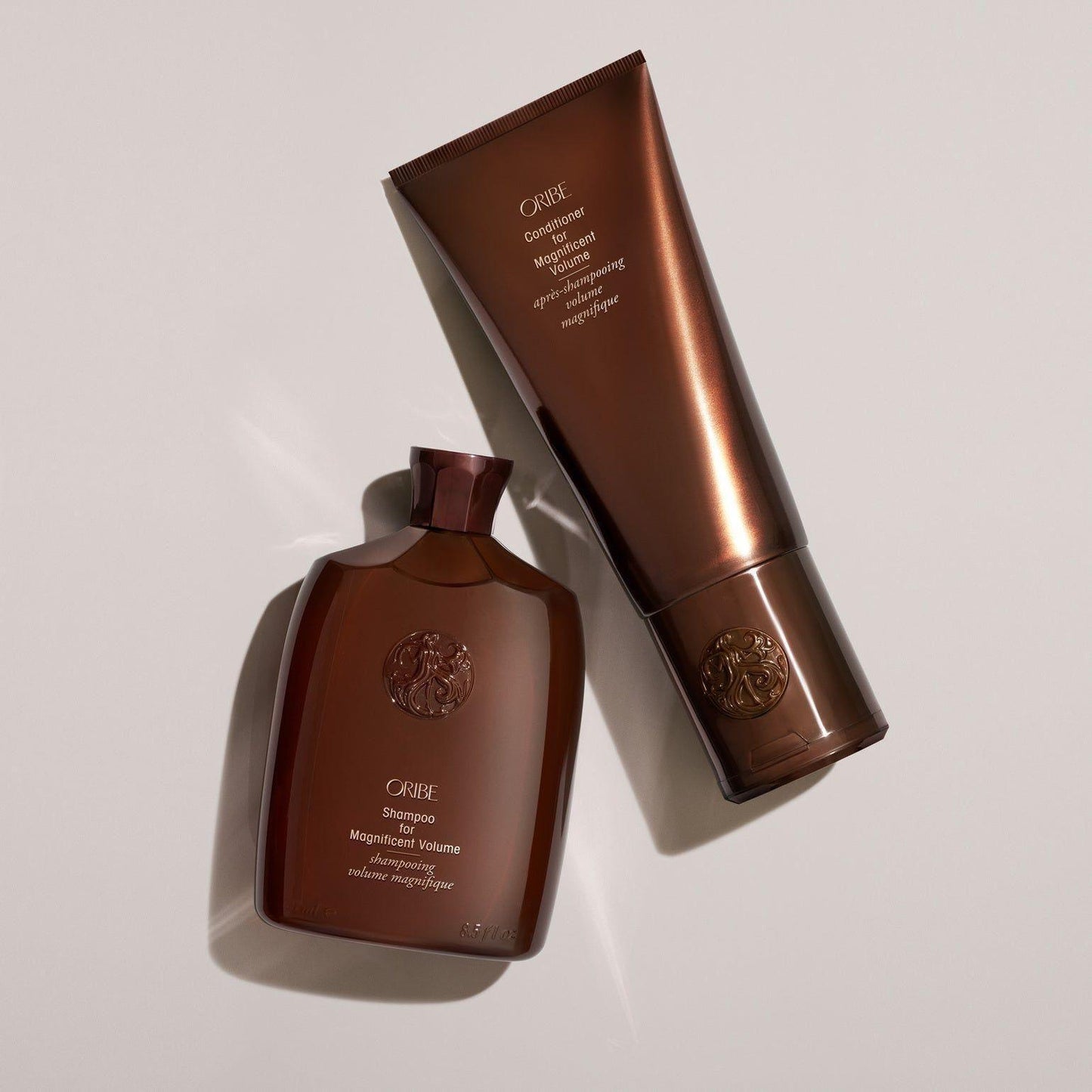 Oribe shampoo for magnificent volume in a 250 ml bottle, creamy formula with thick, luxurious lather for voluminous hair.