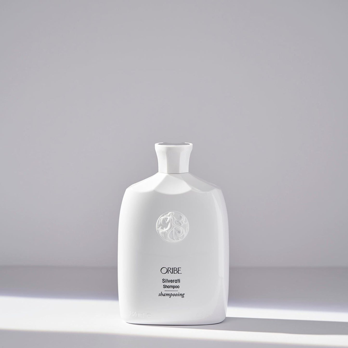 Oribe Silverati Shampoo 250 ml bottle, featuring sleek packaging and product label for maintaining silver hair shine and color.