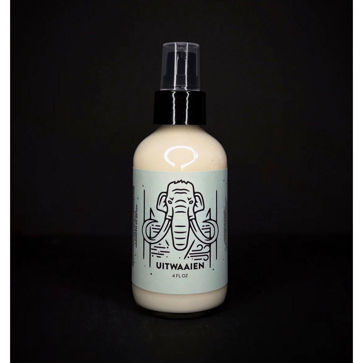 Pasteur Pharmacy House of Mammoth Uitwaaien shaving set with shaving soap in a 4 oz container, part of the Uitwaaien collection.