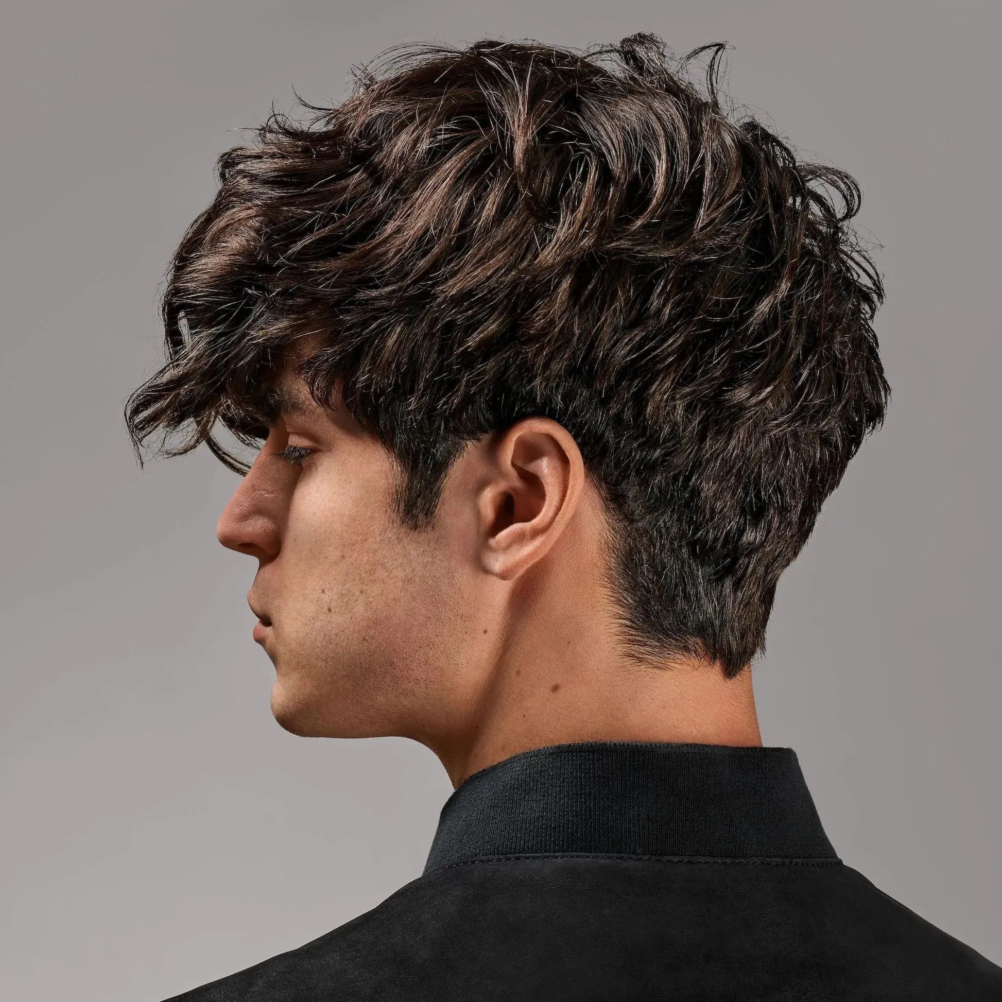 Oribe Flash Form finishing spray wax in 150ml spray bottle, designed for styling and adding texture to hair.