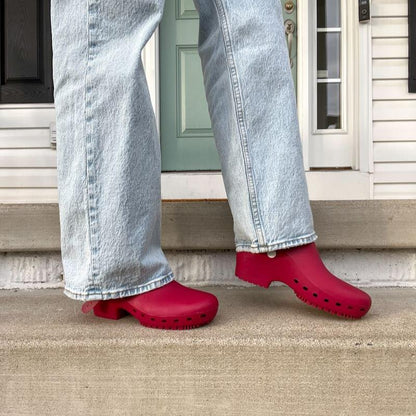 Maroon Calzuro Classic clogs without holes, featuring a slip-on design and durable medical-grade material.