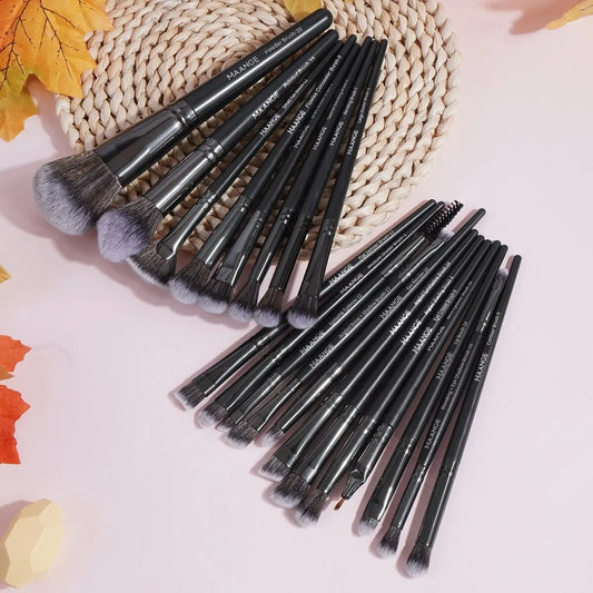 Your Skin Icon MAANGE 20-piece professional makeup brush set with foundation, concealer, eyeshadow, blush brushes in a portable box